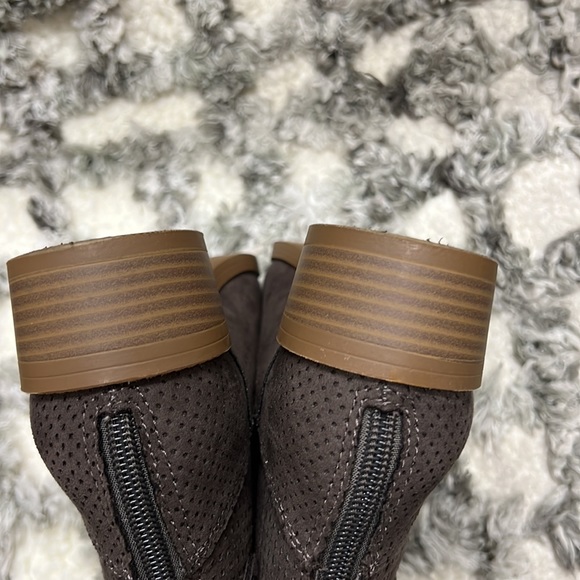 EUC Dolce Vita Chocolate Laser Cut Zip-Up Booties - Women’s Size 6 - Picture 8 of 9